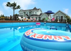 Una piscina al aire libre de temporada
