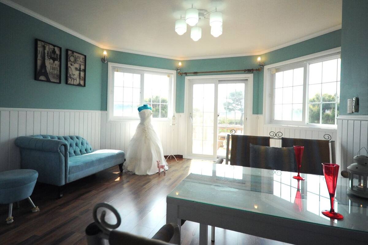 Room (Leo) | Living area | Flat-screen TV, heated floors