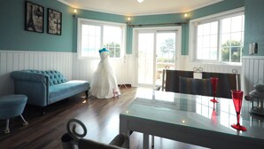 Room (Leo) | Living area