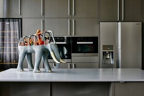 오븐, 쿡탑, 식기 세척기, 조리 도구/접시/주방 기구