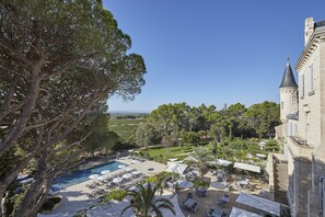 Outdoor dining - Large chateau for rent in Southern France. Great for corporate events! (Capestang)
