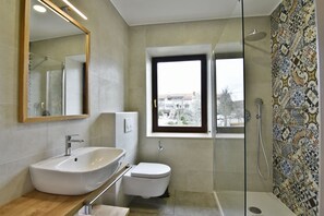 Ensemble douche/baignoire, sĂšche-cheveux, bidet, serviettes fournies