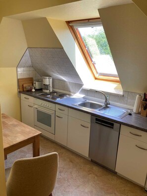 Kühlschrank, Mikrowelle, Ofen, Geschirrspüler