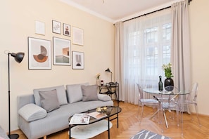 Loft City | Vardagsrum | 40-tums platt-tv med kabelkanaler, LCD-tv och Netflix