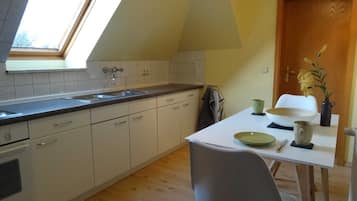 Kühlschrank, Mikrowelle, Ofen, Hochstuhl