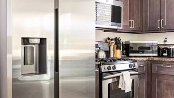 Refrigerador, microondas, horno y parrilla de estufa