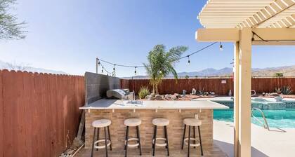 Beautiful Desert Retreat- Scenic Mountain Views & Sunsets! Salt Water Pool & spa