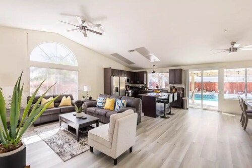 Beautiful Desert Retreat- Scenic Mountain Views & Sunsets! Salt Water Pool & spa