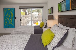 3 habitaciones, escritorio y tabla de planchar con plancha 