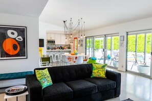 Televisión y chimenea 