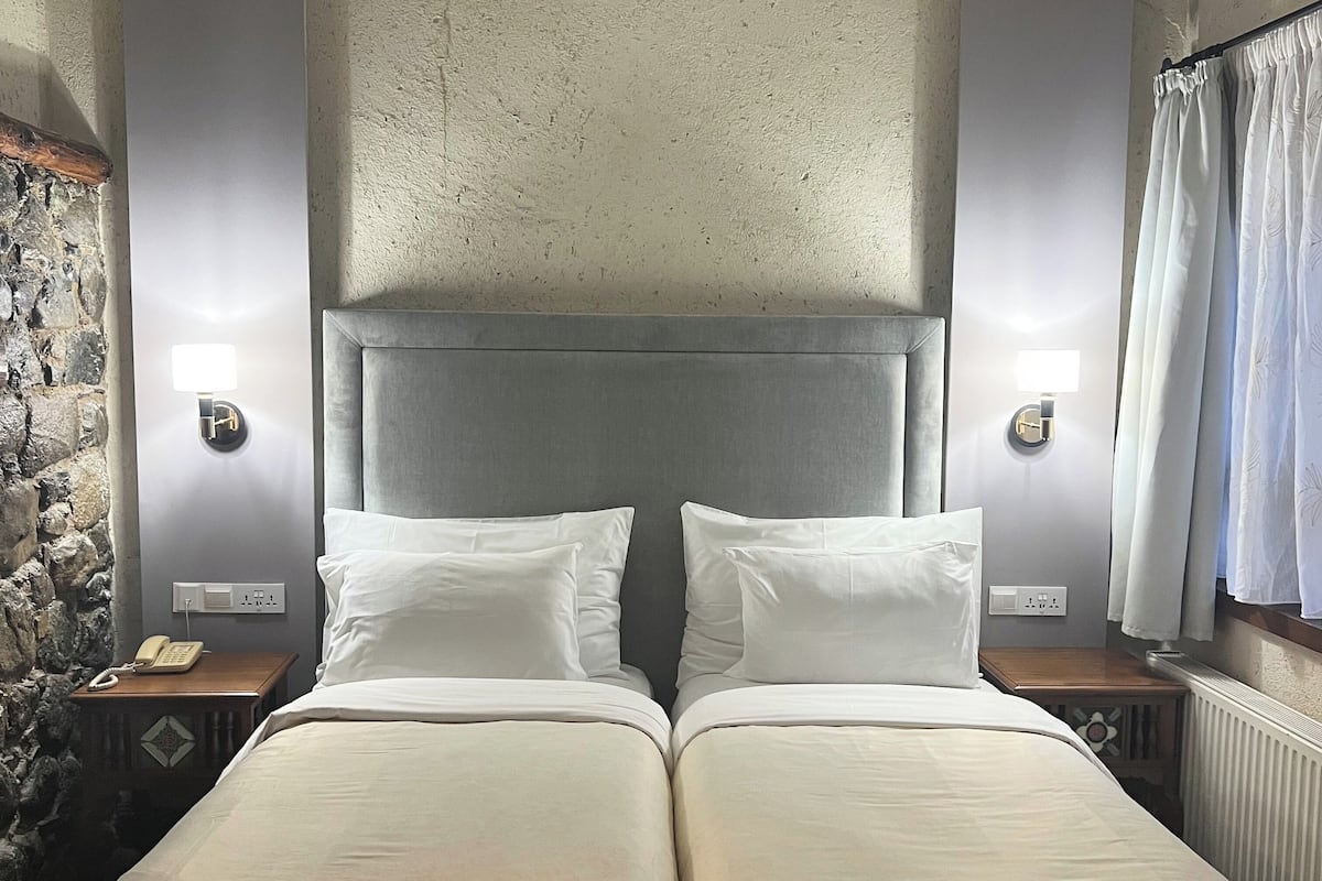 Standaard Twin kamer | Een minibar, een kluis op de kamer, verduisterende gordijnen