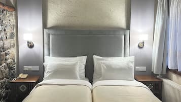 Standard Twin Room | Minibar, in-room safe, blackout drapes, iron/ironing board