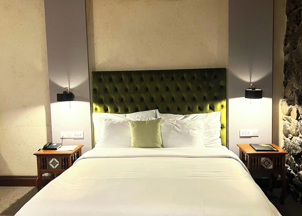 THE MILL HOTEL by null