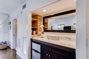 Periwinkle Bar - The Periwinkle House – Bask Poolside at this Sunlit West Palm Retreat (West Palm Beach)