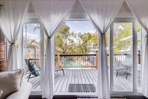 The Periwinkle House – Bask Poolside at this Sunlit West Palm Retreat