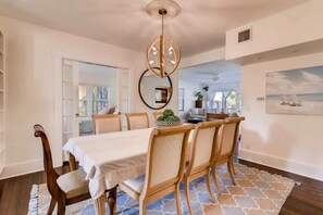 Dining - The Periwinkle House – Bask Poolside at this Sunlit West Palm Retreat (West Palm Beach)