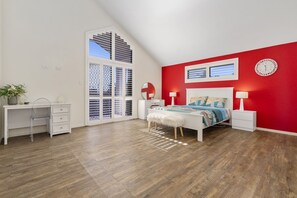 5 bedrooms, desk, iron/ironing board, free WiFi - Coastal Clan & Canine Cottage (WOORIM)