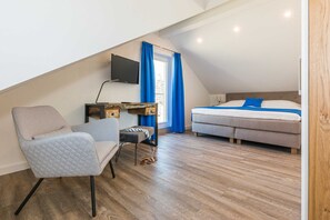 2 soveværelser, pengeskab på værelset, skrivebord, strygejern/strygebræt