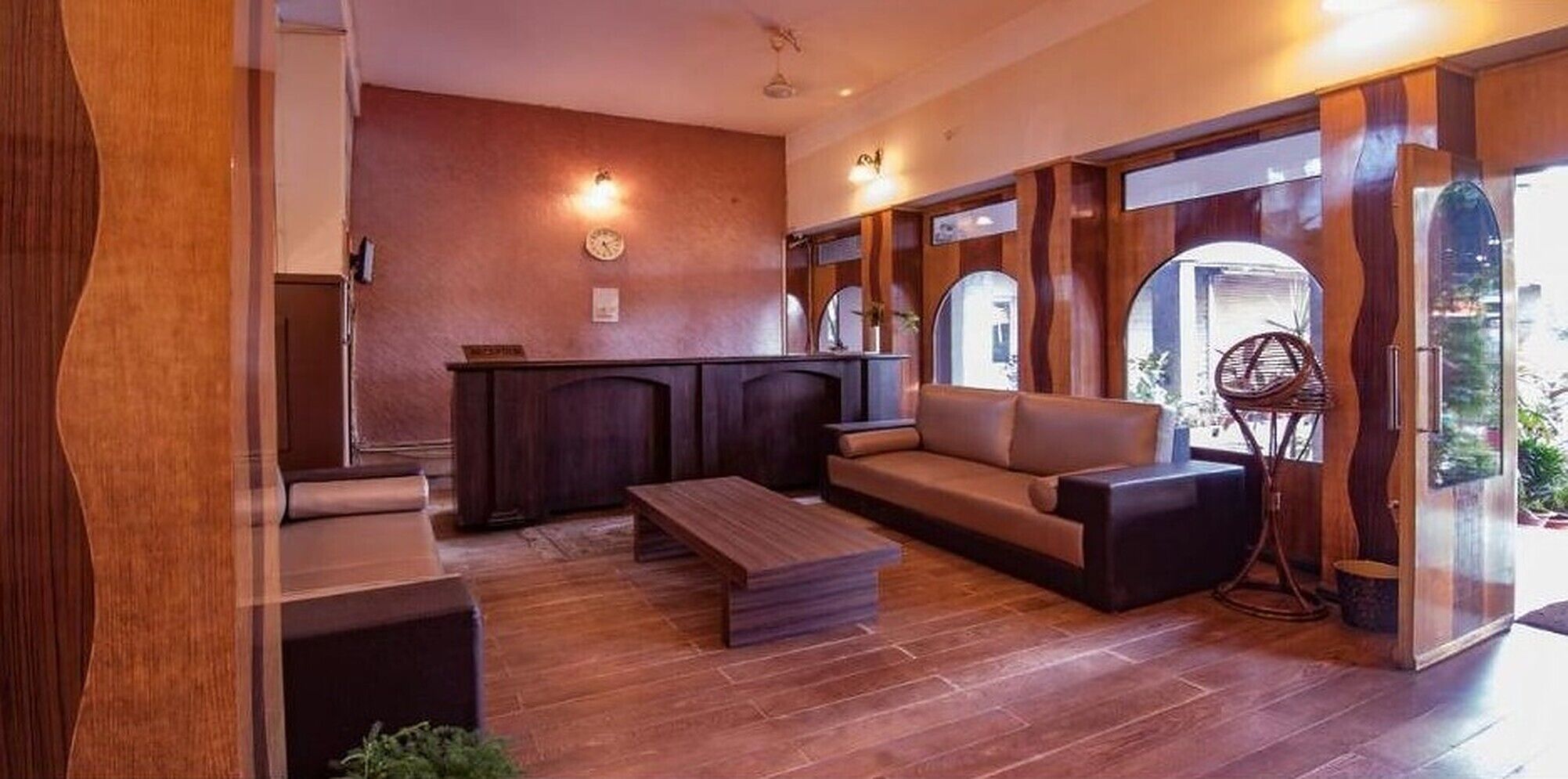 Un soggiorno moderno con divano, tavolino e scrivania in legno.