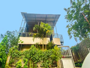 A multi-story building with a flat roof and a balcony on the upper floor. - OYO 2518 Wilma Hotel Ii Premier (Kupang)