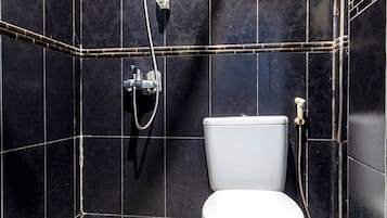 Kamar Double Ekonomi | Kamar mandi | Shower dan handuk