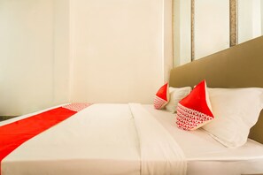 Economy Double Room | Desk, free WiFi, bed sheets - OYO 2544 Just-in Hotel (Mataram)