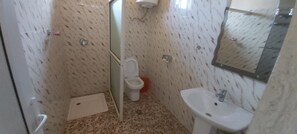Separate bathtub and shower, rainfall showerhead, free toiletries - Lalibela Roha Tourist Agency (Lalibela)