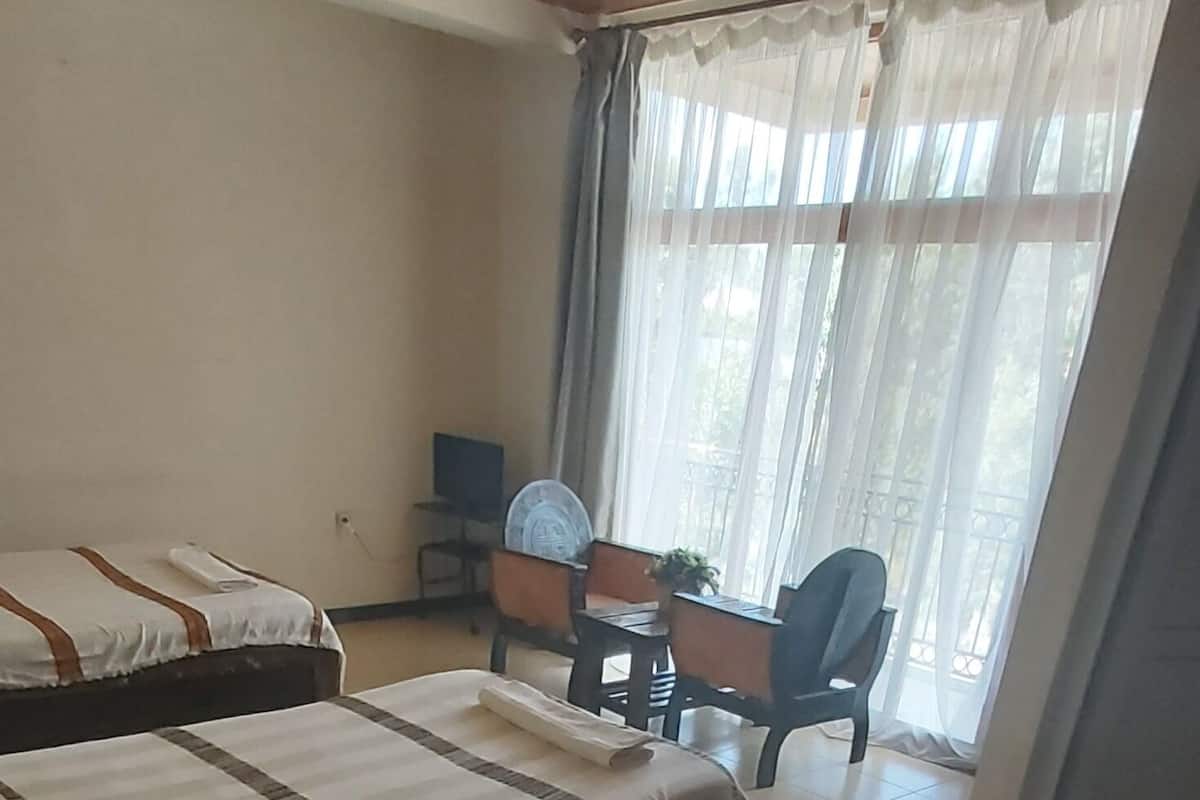 Brankas, meja kerja, setrika/meja setrika, dan Wi-Fi gratis