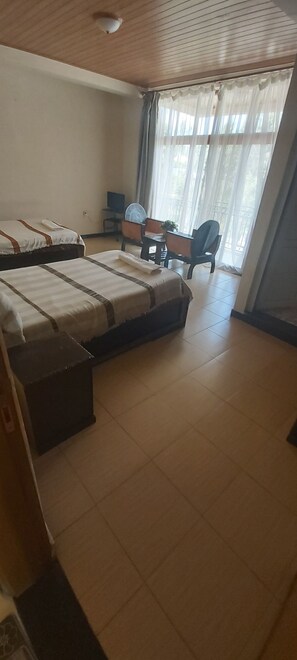 Cofres nos quartos, escrivaninha, ferros/tábuas de passar roupa