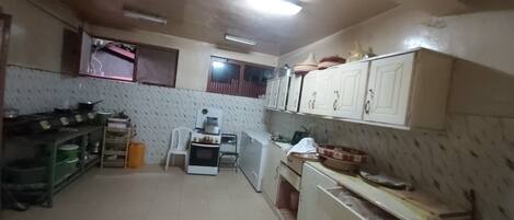 Kylskåp, mikrovågsugn, ugn och spishäll