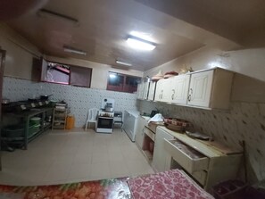 Fridge, microwave, oven, stovetop - Lalibela Roha Tourist Agency (Lalibela)