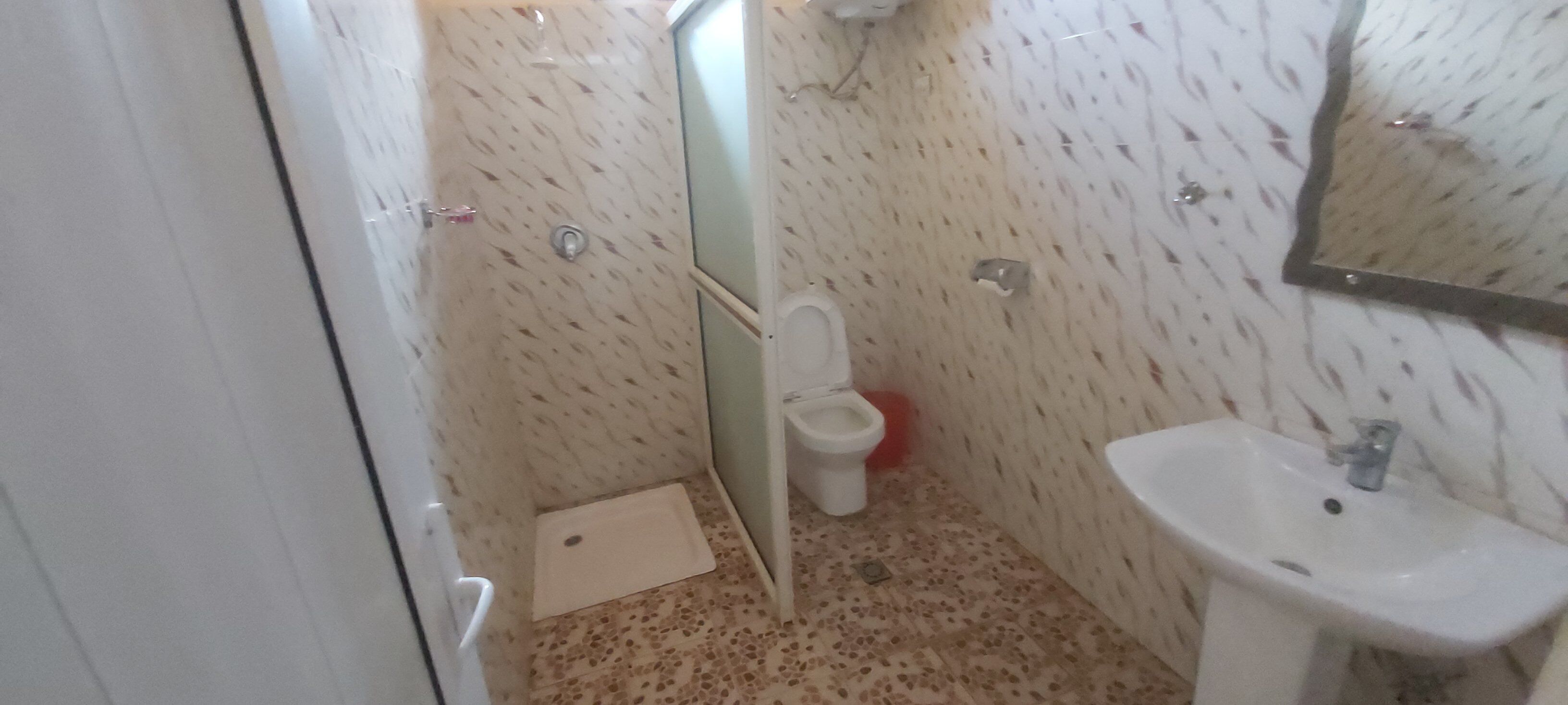 Bañera y ducha independientes y cabezal de ducha tipo lluvia