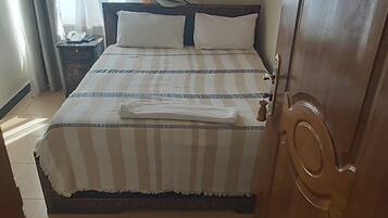 Yhden hengen deluxe-huone | Tallelokero huoneessa, työpöytä, silitysrauta/-lauta, ilmainen Wi-Fi