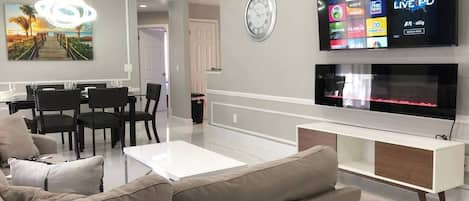 House (3 Bedrooms) | Living area