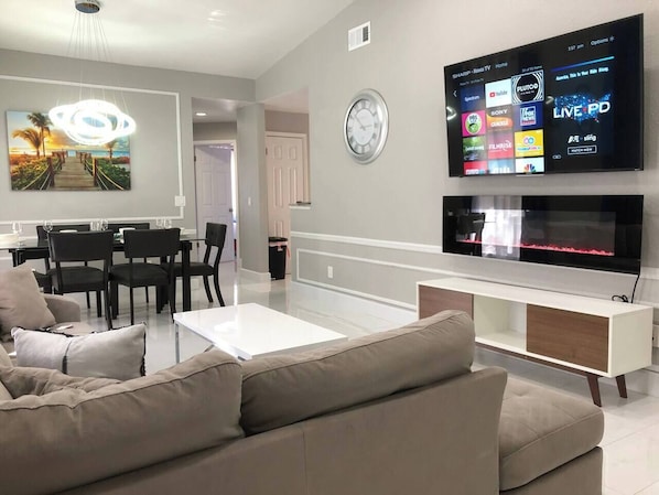 House (3 Bedrooms) | Living area