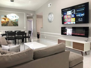 Casa (3 Bedrooms) | Area soggiorno | TV a schermo piatto, caminetto, Netflix, servizi in streaming
