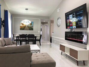 House (3 Bedrooms) | Living room