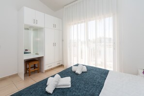 2 dormitorios, caja fuerte, tabla de planchar con plancha