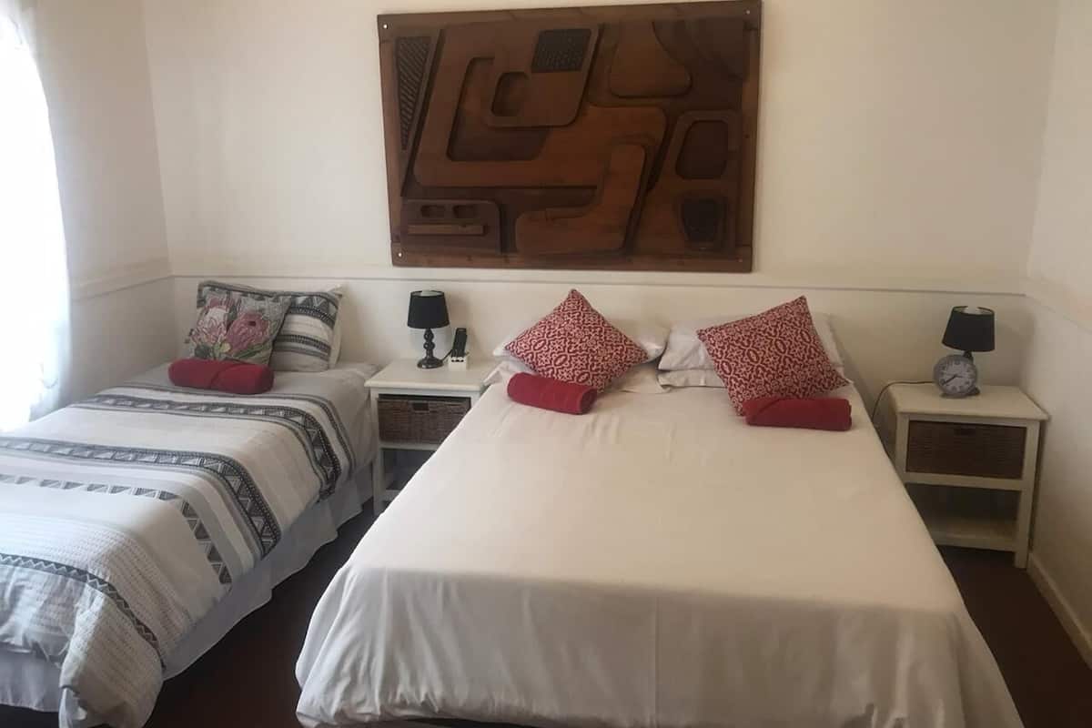 Caja de seguridad en la habitación y tabla de planchar con plancha