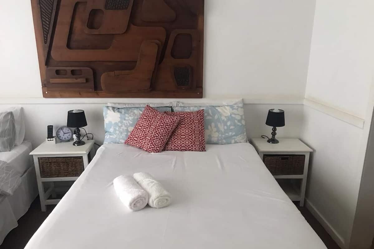 Habitación doble Deluxe | Caja de seguridad en la habitación y tabla de planchar con plancha