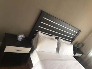 Caja fuerte, tabla de planchar con plancha, cunas (de pago)