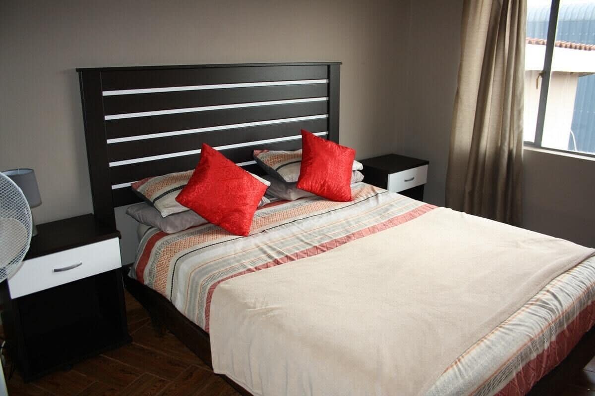 Caja de seguridad en la habitación y tabla de planchar con plancha