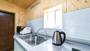 Family Room | Dapur kecil peribadi | Peti sejuk/penyejuk beku saiz penuh, ketuhar gelombang mikro, dapur 