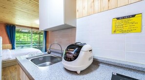 Chambre Double | Coin cuisine privé | Grand réfrigérateur, micro-ondes, plaque de cuisson