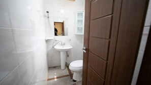 Dusche, kostenlose Toilettenartikel, Haartrockner, Handtücher