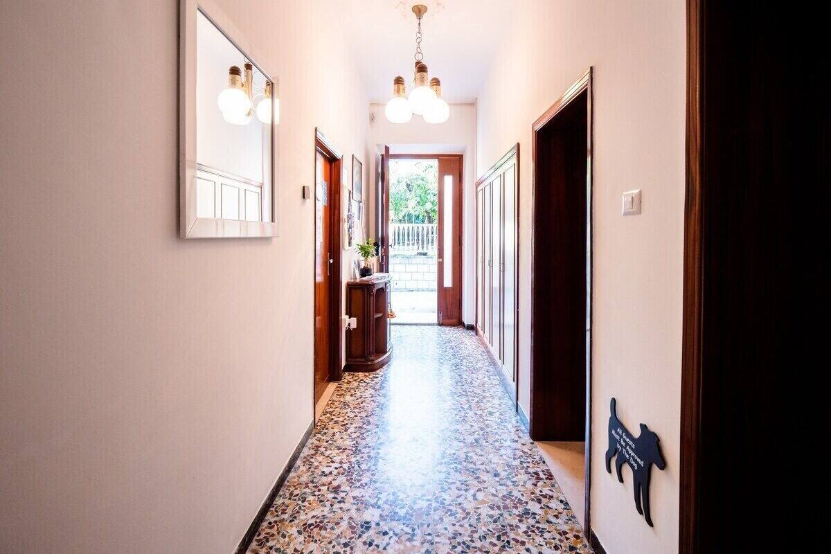 Twin Room, Shared Bathroom (Camera Rosa 303) | Lobby