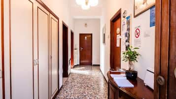 Camera doppia, bagno privato, vista cortile (Camera Marrone 202) | Hall