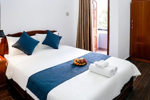 Desk, soundproofing, free WiFi, bed sheets