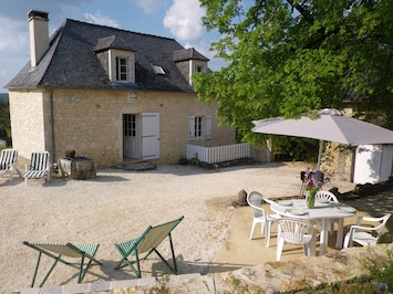 Maison vue de face , avec sa terrasse.