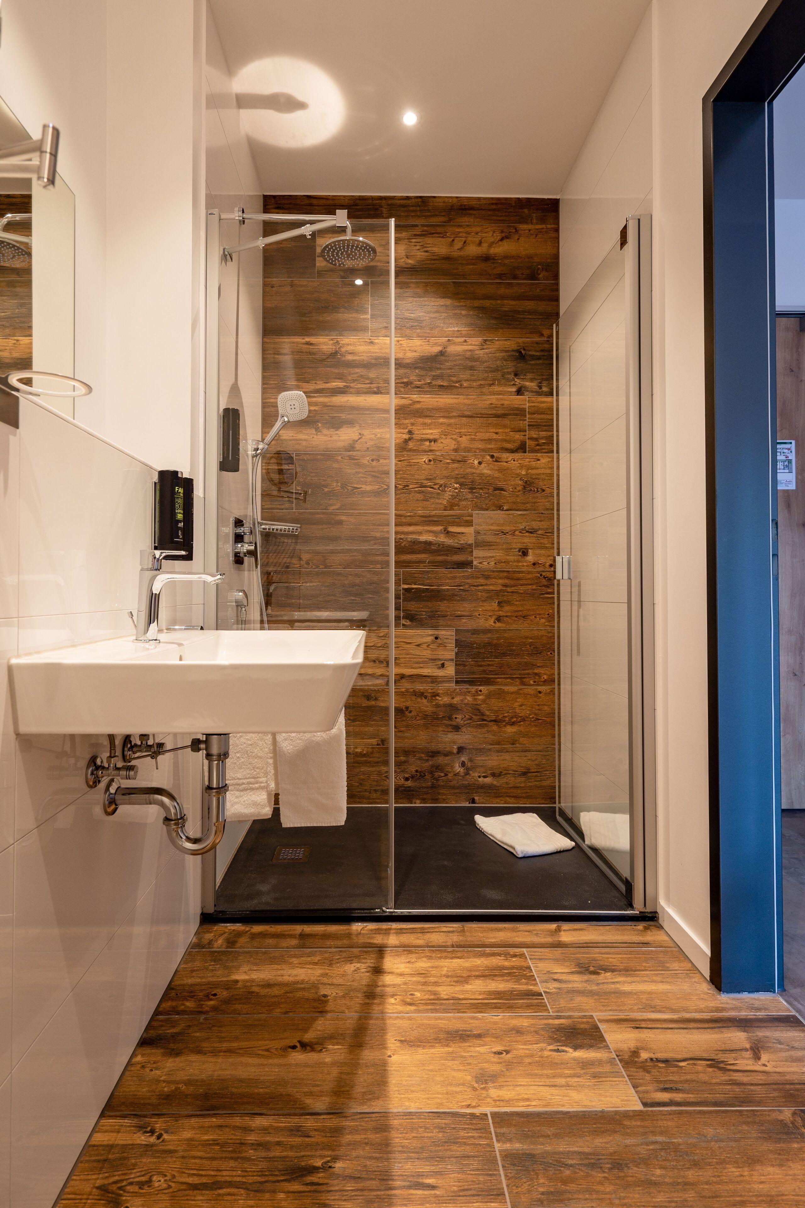 shower, rainfall showerhead, free toiletries, hair dryer